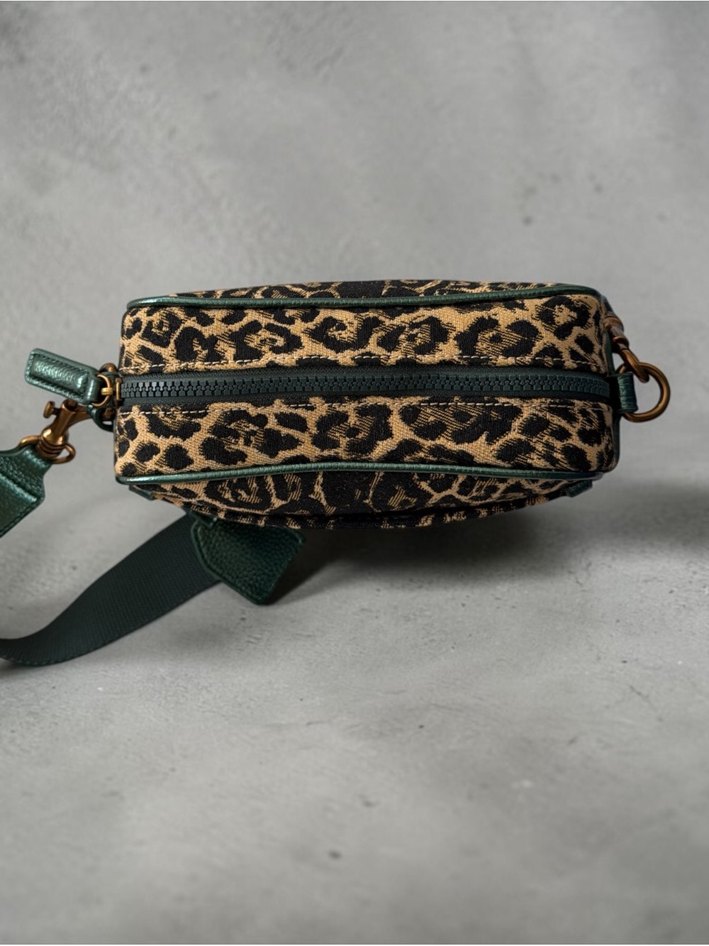 Kurt Geiger London Southbank Small Camera Crossbody Bag - Picture 4 of 9